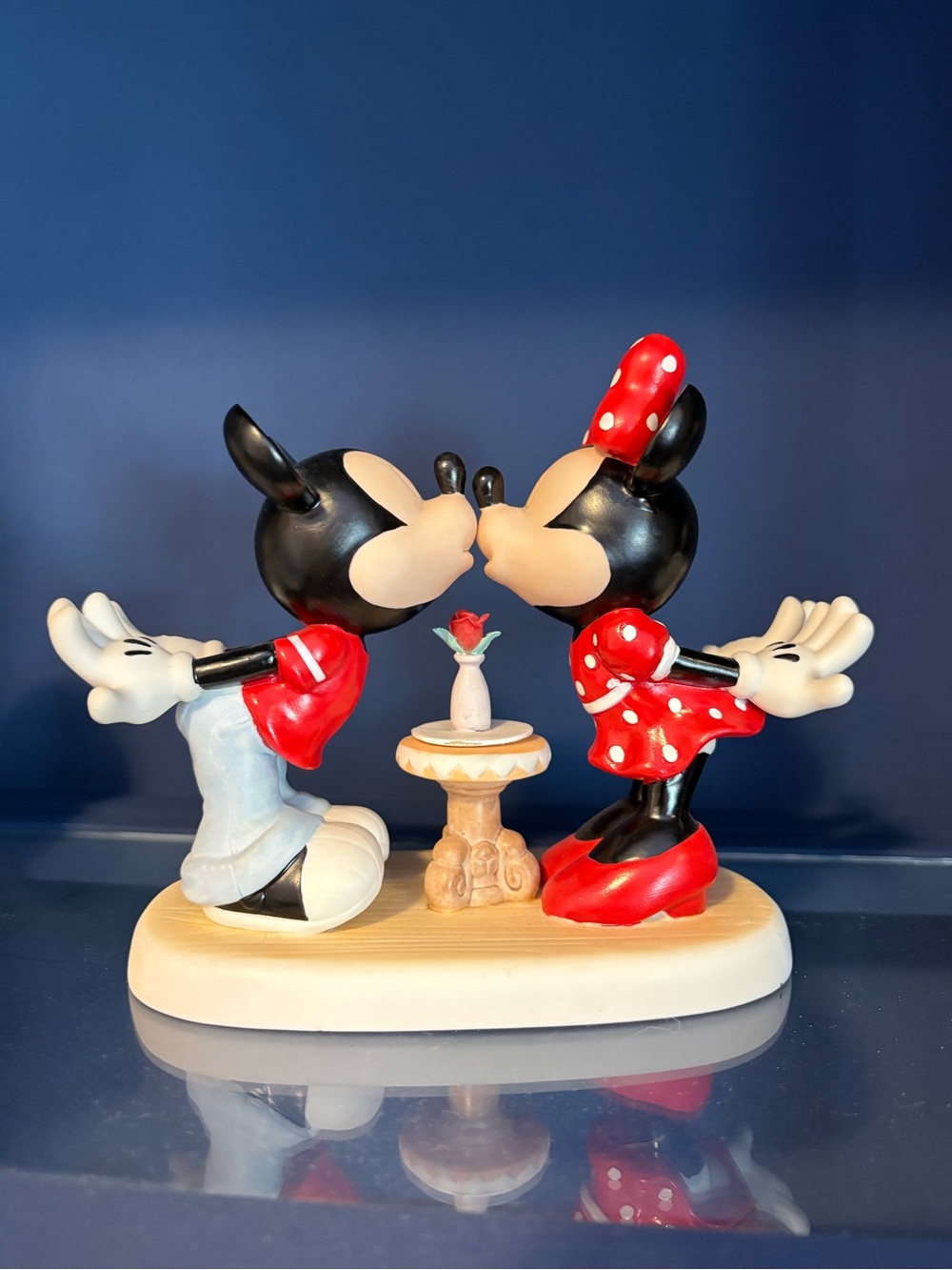 Minnie and Mickey Kissing Figurine - Precious Moments Disney Showcase